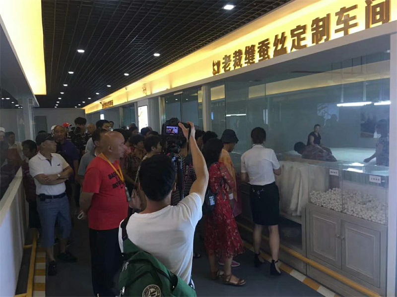 上海电视台旅游栏目摄制组进入老裁缝